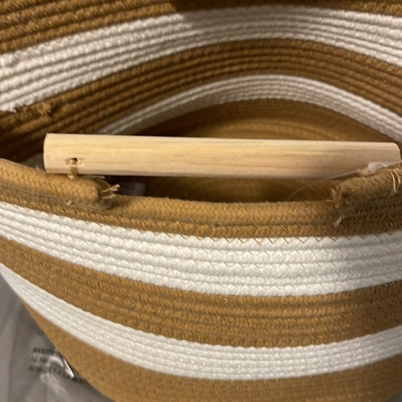 Woven Storage Basket w/Wooden Handles from Summer & Rose Collection. NWT - Picture 4 of 6